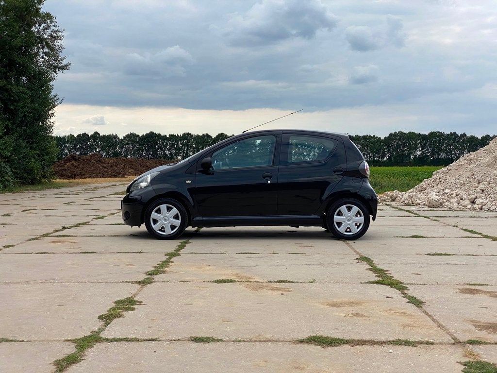 Toyota Aygo 1.0 12V Vvt-i 5DRS 2010 Zwart, Auto's, Toyota, Voorwielaandrijving, Stof, 4 stoelen, Bedrijf