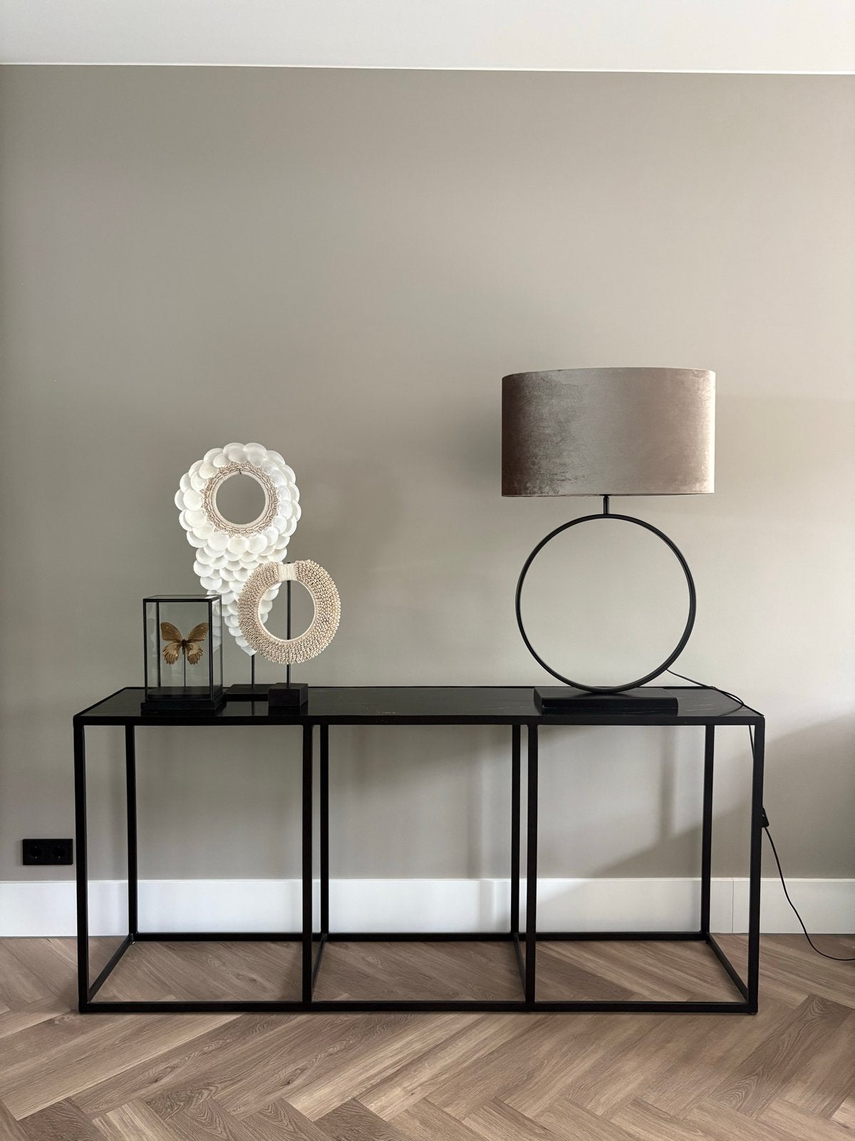 Zwarte sidetable met marmer blad - 180x40 cm, Huis en Inrichting, Tafels | Sidetables, Ophalen, Zo goed als nieuw, Metaal, 150 tot 200 cm