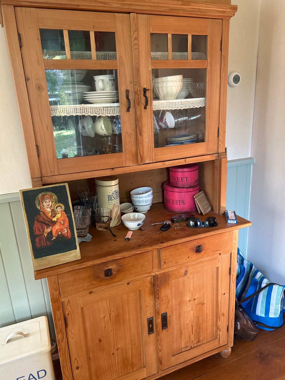 Rustieke grenen buffetkast met vitrine en lades, Ophalen