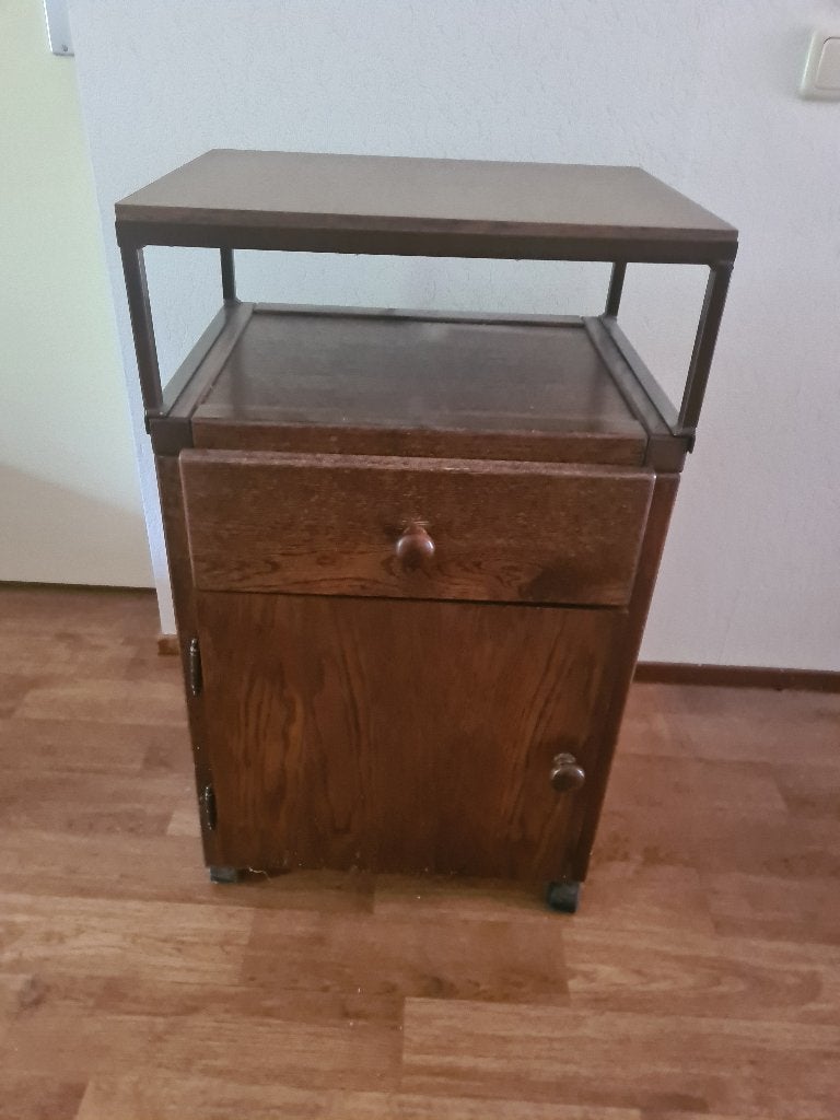 Donkereiken nachtkastje met los metalen tableautje, Ophalen, Gebruikt, 45 tot 65 cm, 70 cm of meer