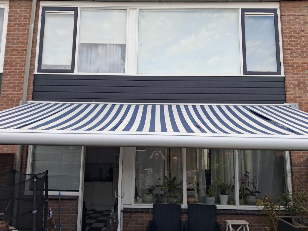 Elektrisch zonnescherm blauw-wit gestreept, Gebruikt, 450 cm of meer, Elektrisch, Ophalen of Verzenden