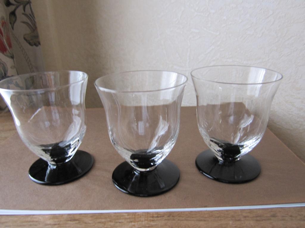 Drie art deco aperitief glazen - zwarte hyalietvoet, Verzenden