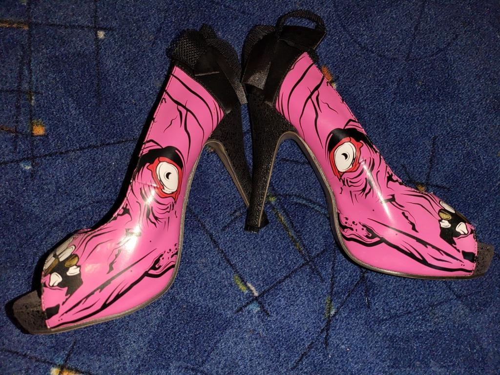 Roze Zombie Hakken - Uniek en Opvallend!, Kleding | Dames, Pumps, Verzenden, Iron Fist, Roze