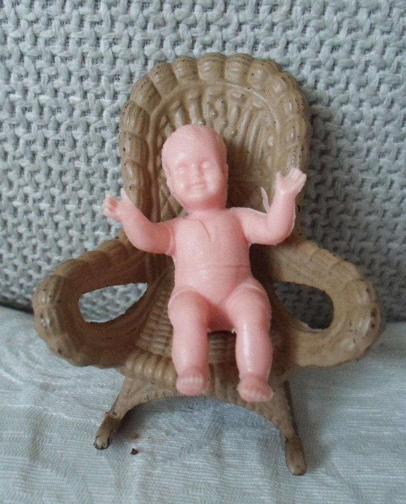 Babypopje in metalen schommelstoeltje. 1976., Verzamelen, Poppen, Ophalen of Verzenden, Pop