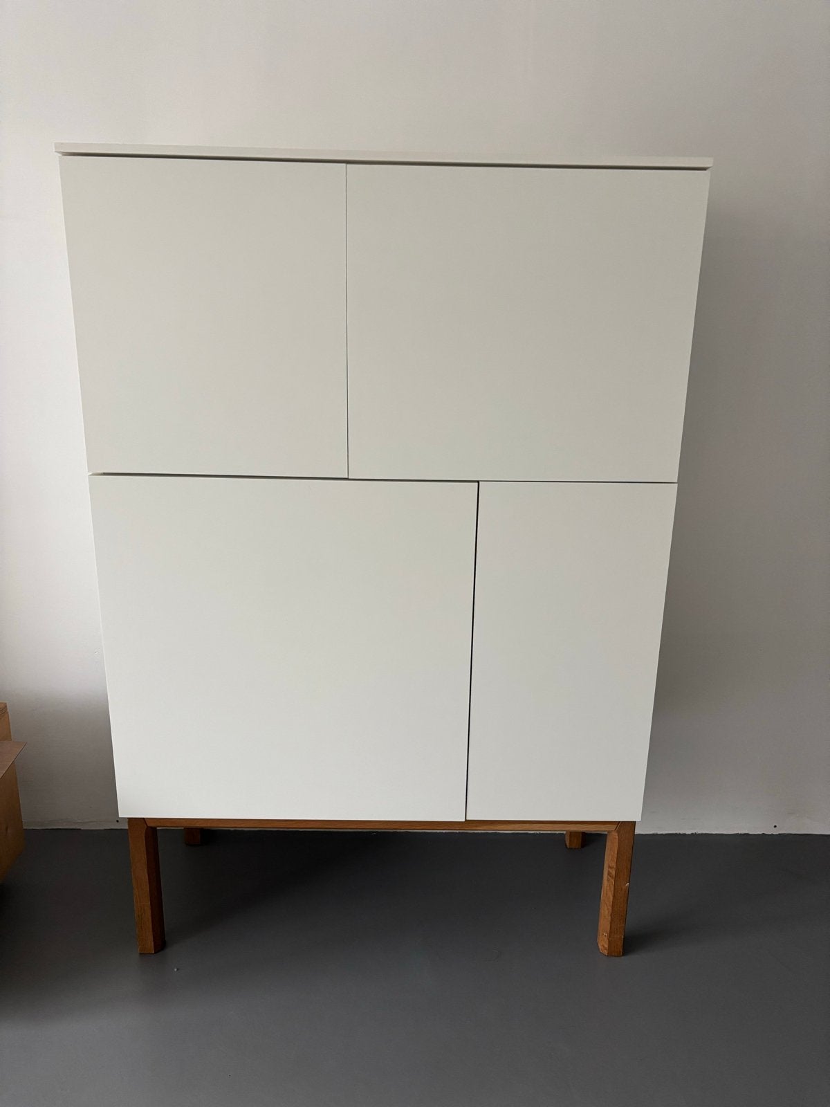 Witte kast met houten poten (magneet sluiting defect), Ophalen, Gebruikt
