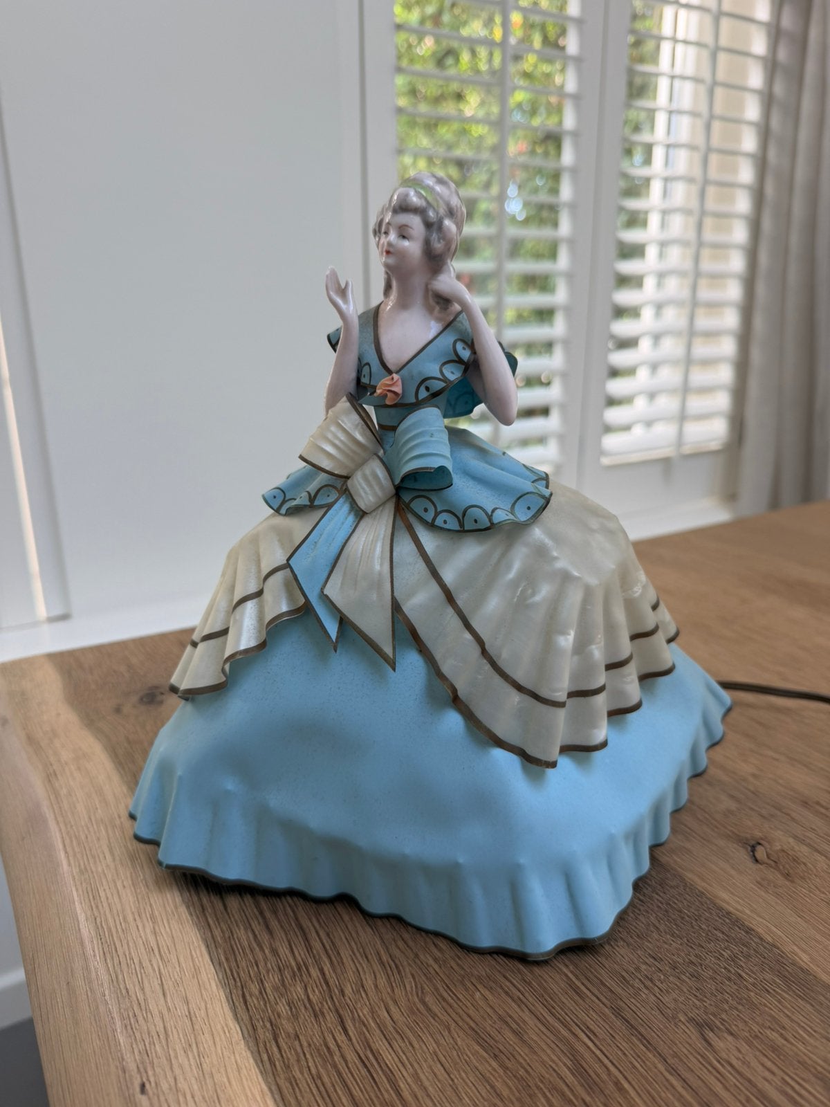 Antieke crinoline dame-lamp porselein met celluoid, Verzenden