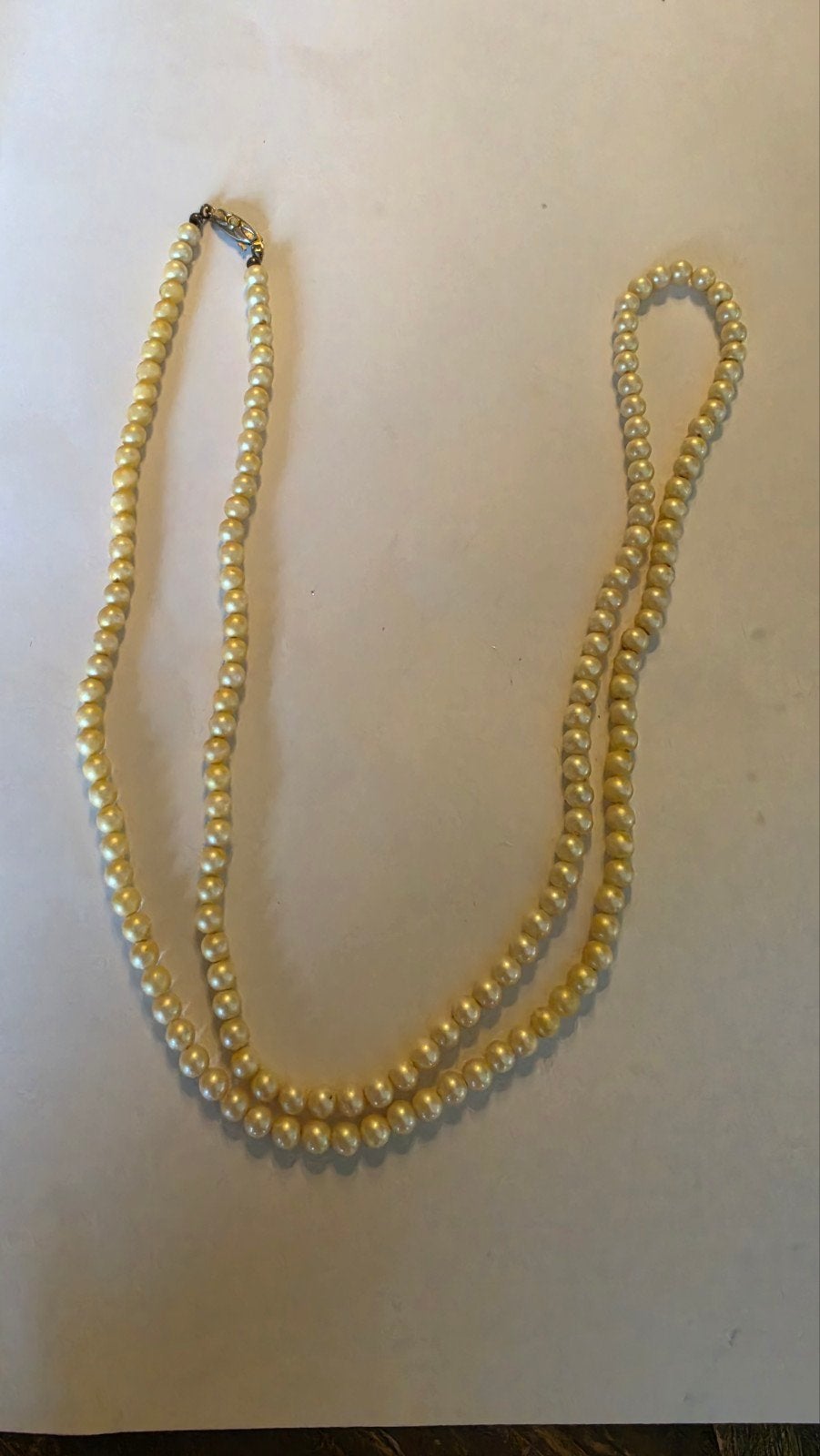 Lange parelketting met zilveren bewerkte parelsluiting, Ophalen of Verzenden, Wit, Zilver