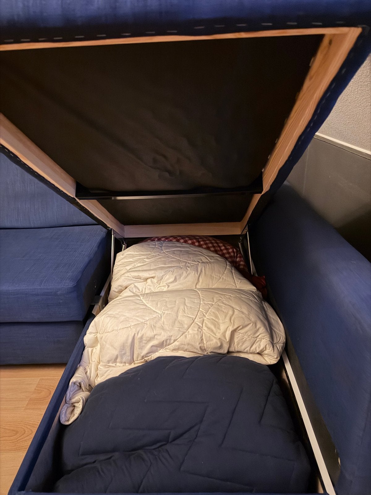 Foto 5 van IKEA FRIHETEN Blauwe Bedbank