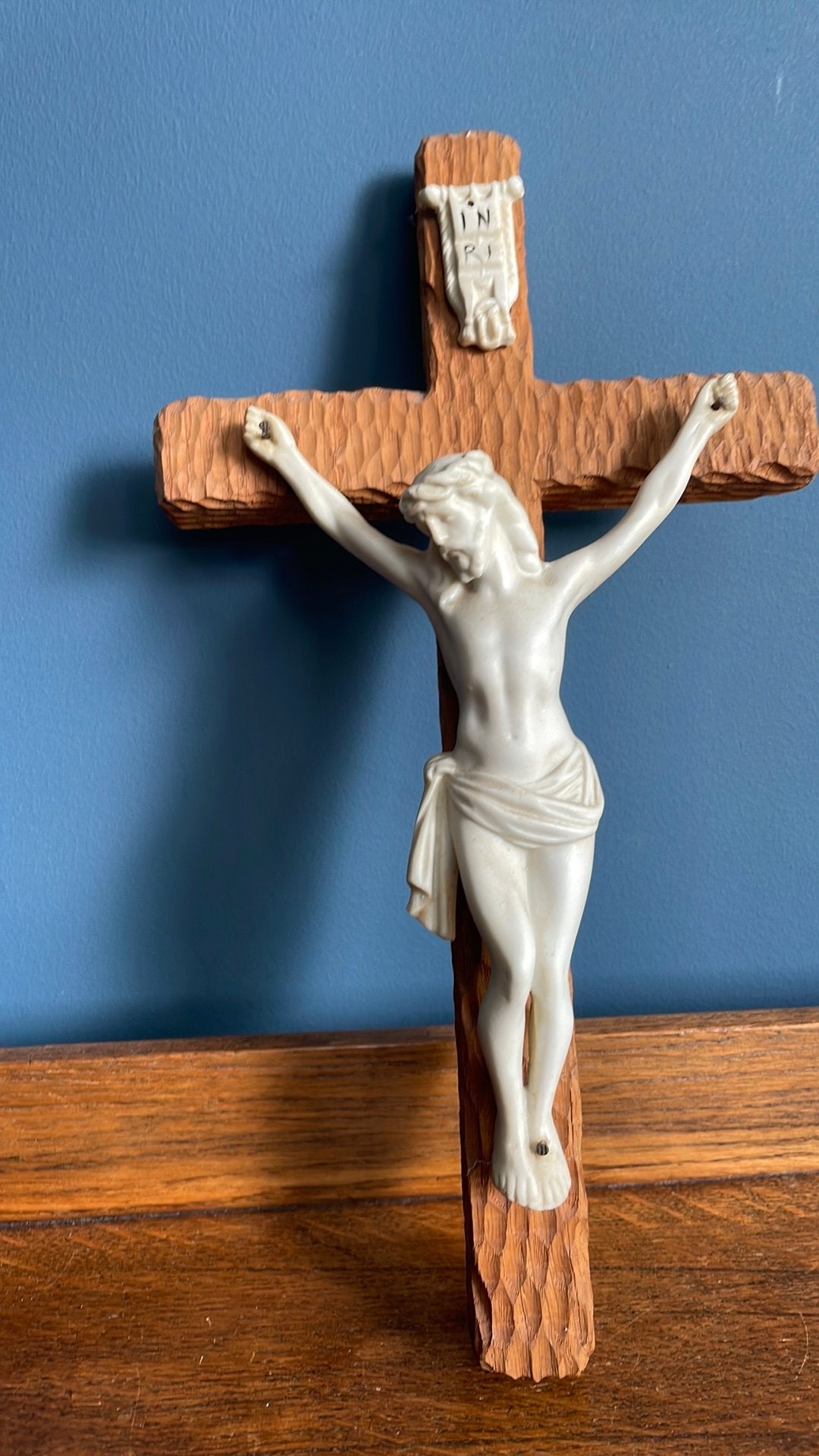 Houten kruis met porseleinen Jesus, Antiek en Kunst, Ophalen of Verzenden