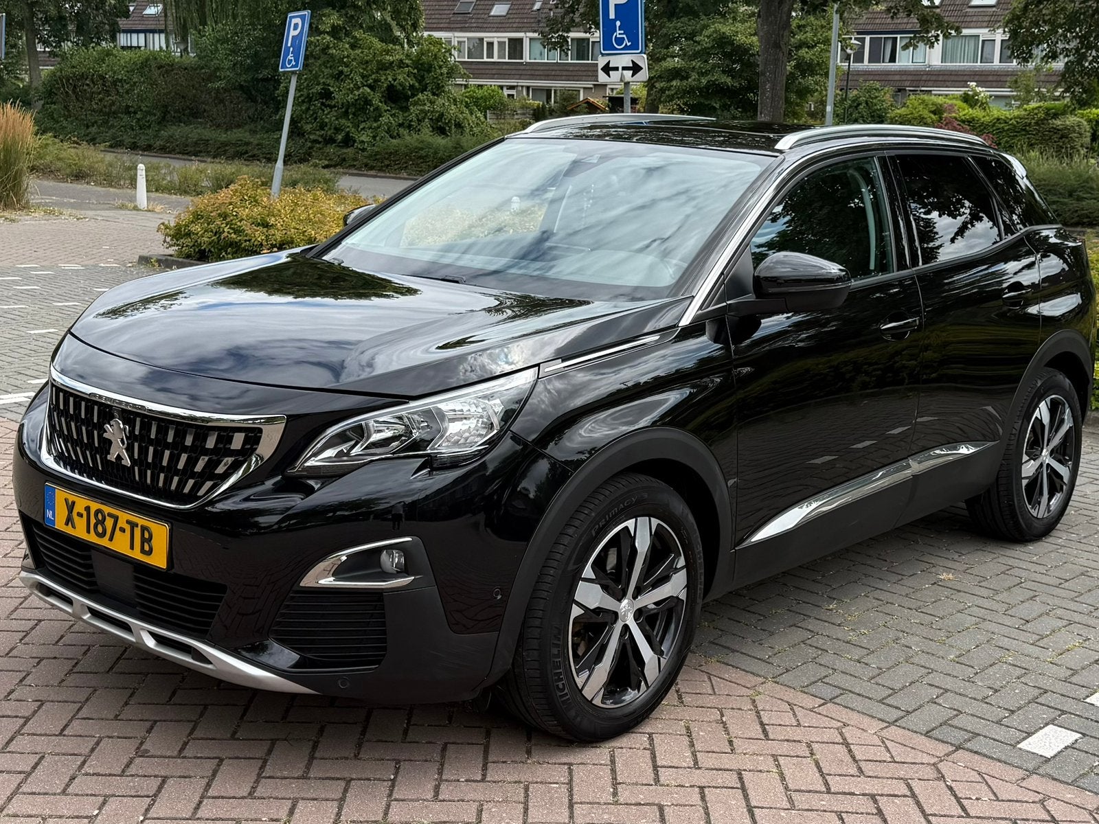 Peugeot 3008 1.2 PureTech Crossway Automaat | Panoramadak, Auto's, Peugeot, 15 km/l, 1199 cc, Zwart, 690 kg