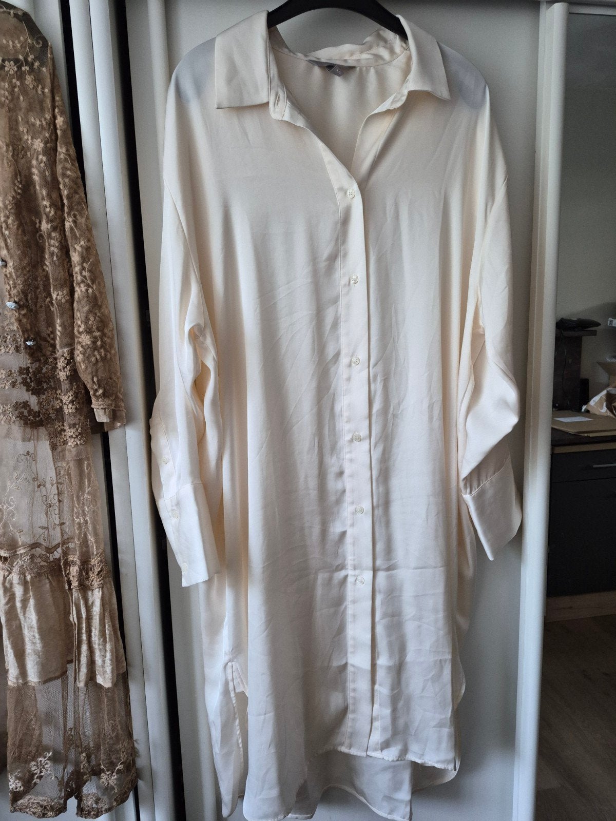 Doorknoop blouse jurk champagne kleur glans dress xl  -xxl, Kleding | Dames, Overige kleuren, H&M Divided, Maat 46/48 (XL) of groter