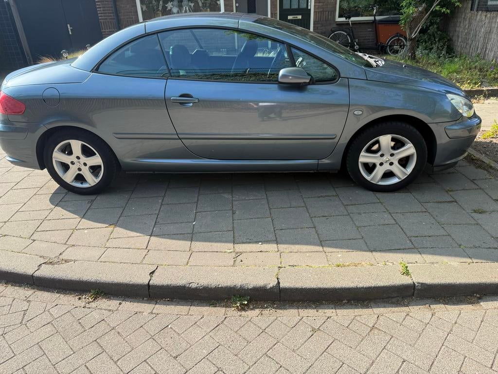 Cabrio Peugeot 307 2.0 16V CC 2004 Grijs  Km:154355, Voorwielaandrijving, 4 cilinders, Cabriolet, 4 stoelen
