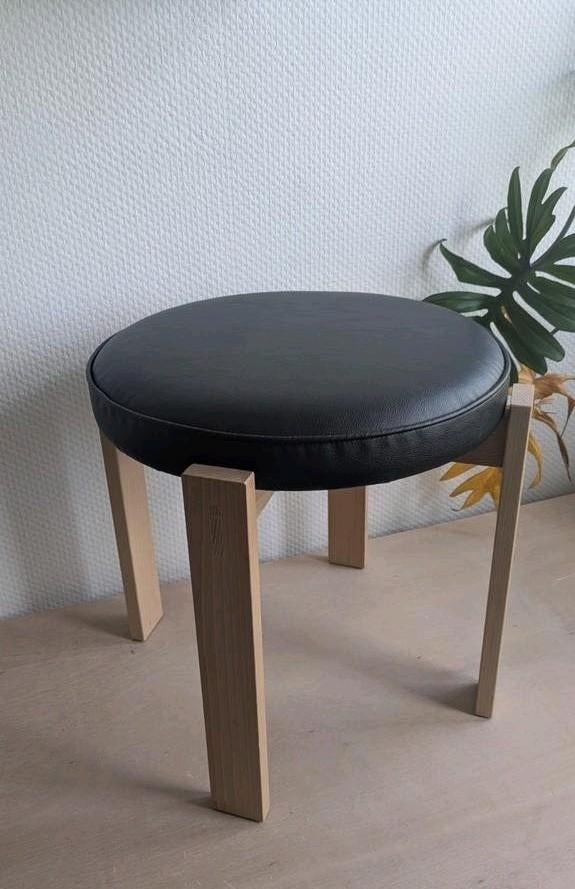 Ikea Holmsjö kruk - zwart met beuken houten poten, Ophalen, Zo goed als nieuw, Hout