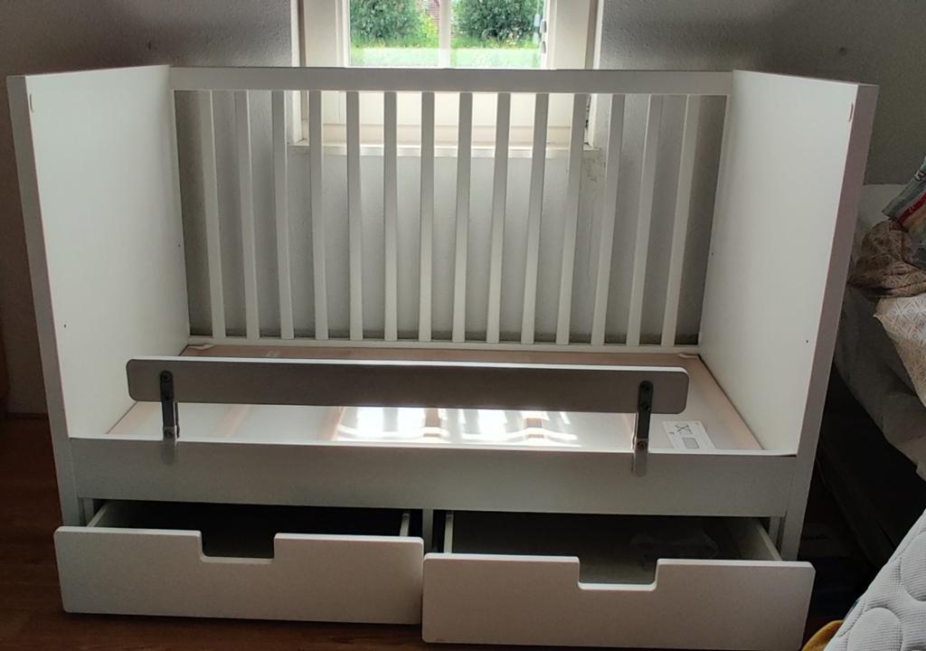 Ikea ledikant Stuva wit, matras hoeslaken molton enz., Kinderen en Baby's, Ophalen, Gebruikt, Minder dan 140 cm, Matras