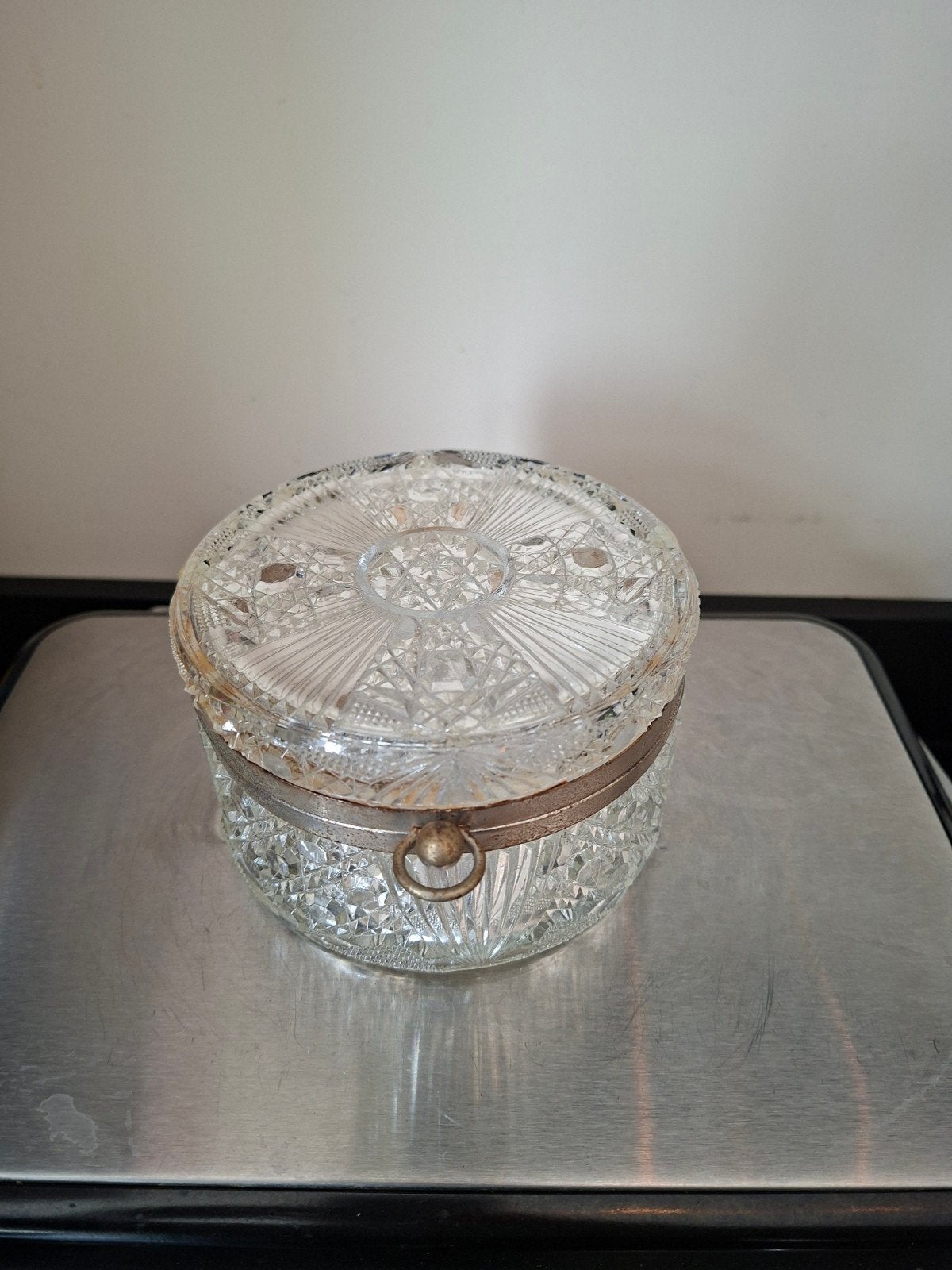 Antiek geslepen kristallen glas deksel bakje met rand, Ophalen of Verzenden