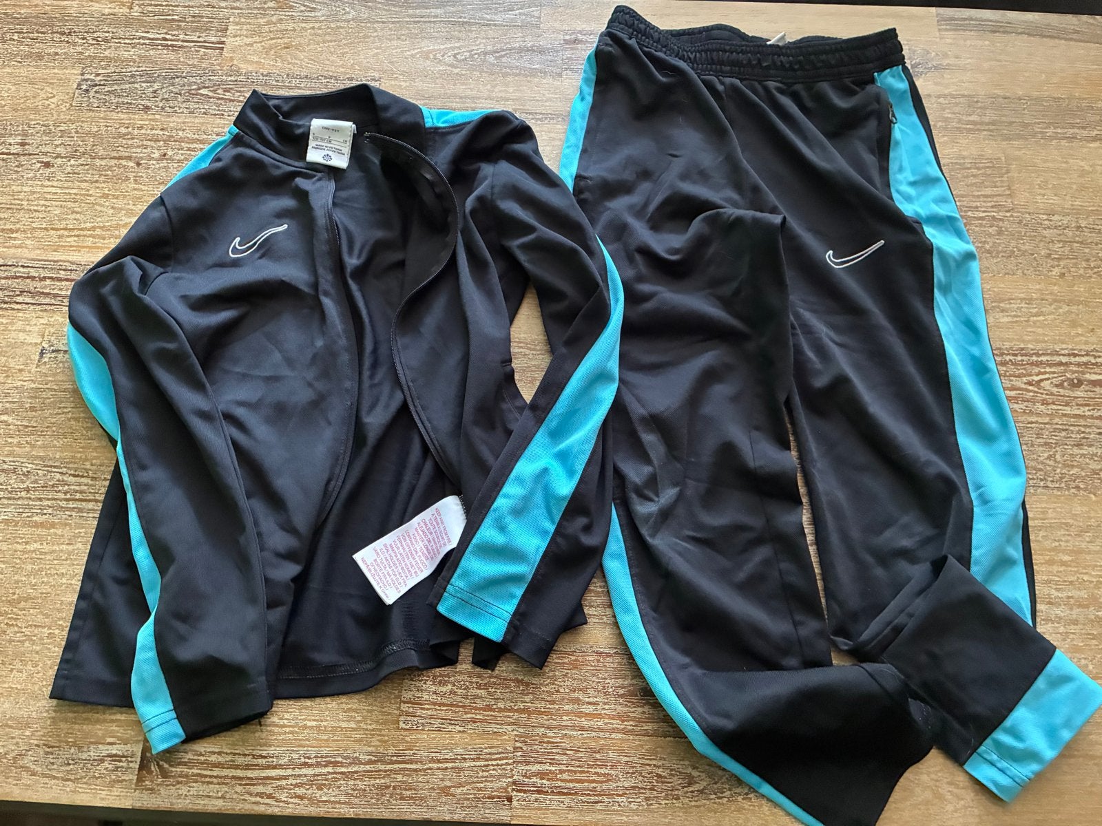 Nike Dri-Fit Trainingspak jas 128-137 broek 137-147, Ophalen of Verzenden, Zo goed als nieuw, Jongen of Meisje, Setje