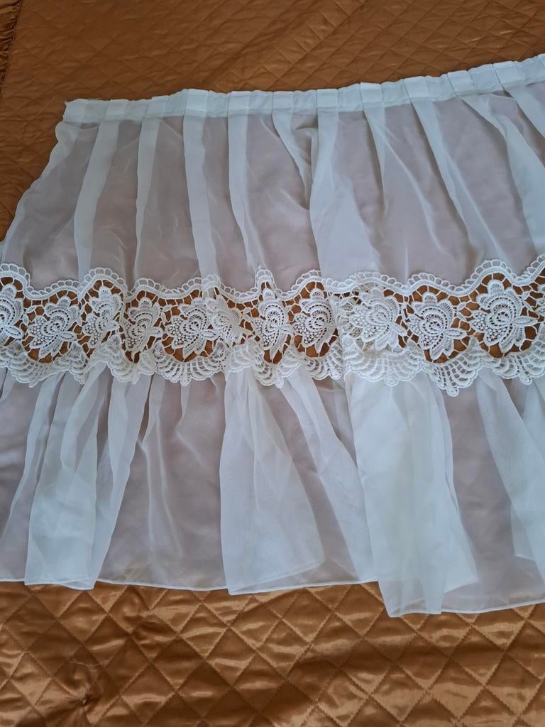 Mooie beige kleurige vitrage met heel mooi kant., Huis en Inrichting, Stoffering | Gordijnen en Lamellen, Gebruikt, Beige, Ophalen of Verzenden