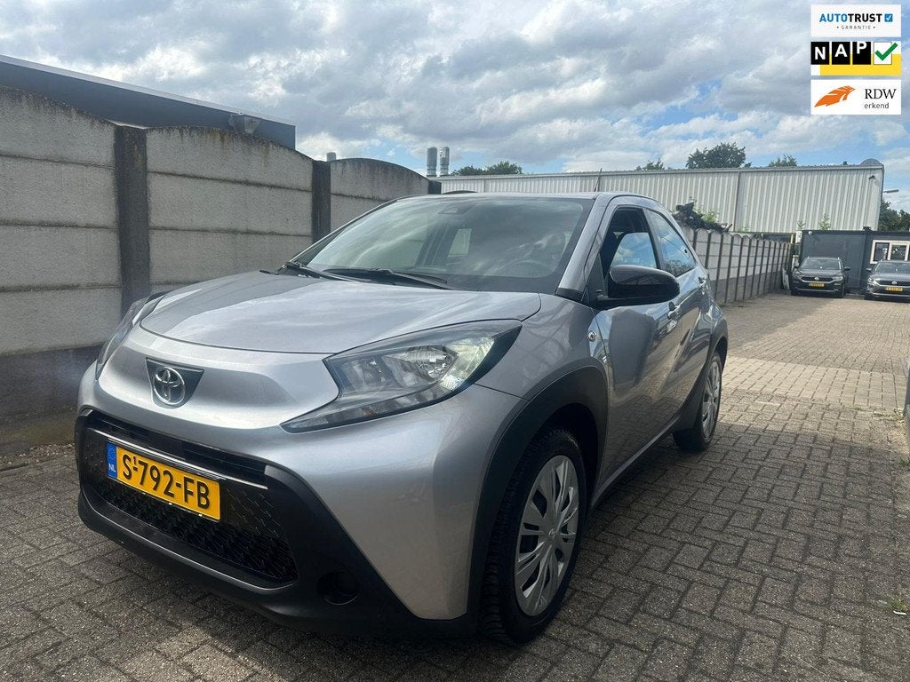 Toyota Aygo X 1.0 VVT-i MT Play AIRCO/ CRUISE/ INCLUSIEF BTW, Auto's, Toyota, Stof, Gebruikt, 920 kg, 4 stoelen
