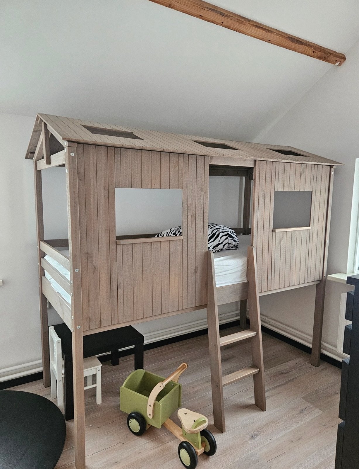 Leuk huisbed / hoogslaper voor kinderkamer