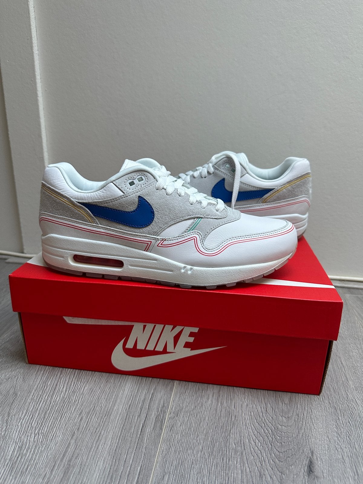 43 - Nike Air Max 1 Pompidou Center Day - Nieuw, Wit, Nieuw, Ophalen of Verzenden, Sneakers of Gympen