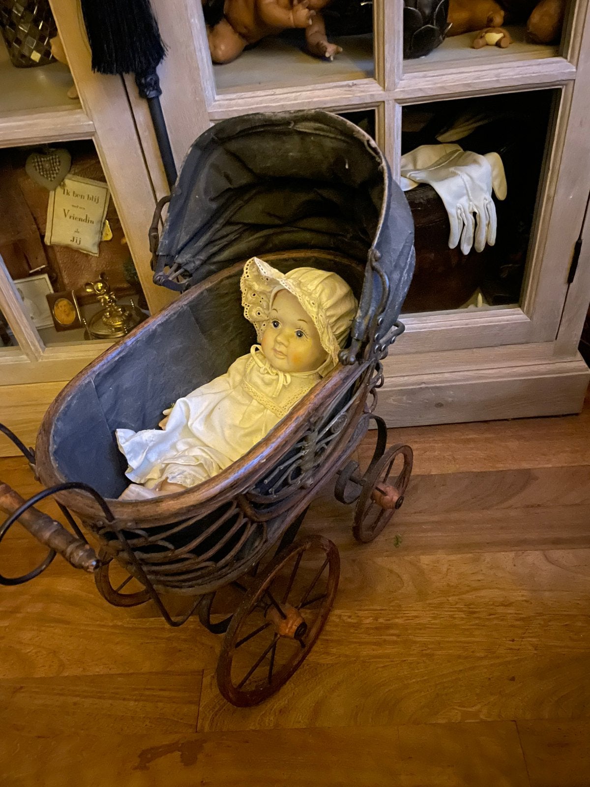 Antieke poppenwagen, ijzeren wielen en porseleinen pop, Antiek en Kunst, Curiosa en Brocante, Ophalen of Verzenden