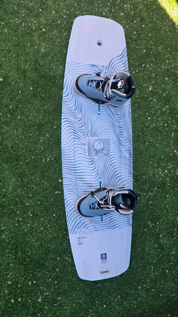 Liquid Force TAO 141 Wakeboard met bindingen en helm, Watersport en Boten, Wakeboarden, Gebruikt, Board en Schoenen, Ophalen of Verzenden