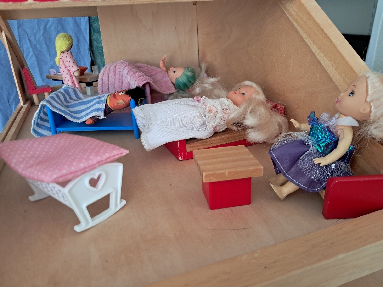 Foto 3 van Groot Playwood Poppenhuis met Meubels Poppetjes & Accessoire