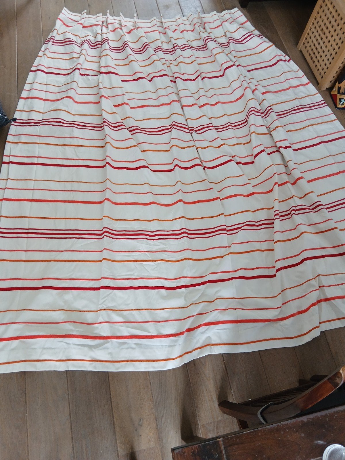 Lange verduisterende gordijnen met rood en oranje streep, Plooiafwerking, Gebruikt, 255 cm, Ophalen of Verzenden