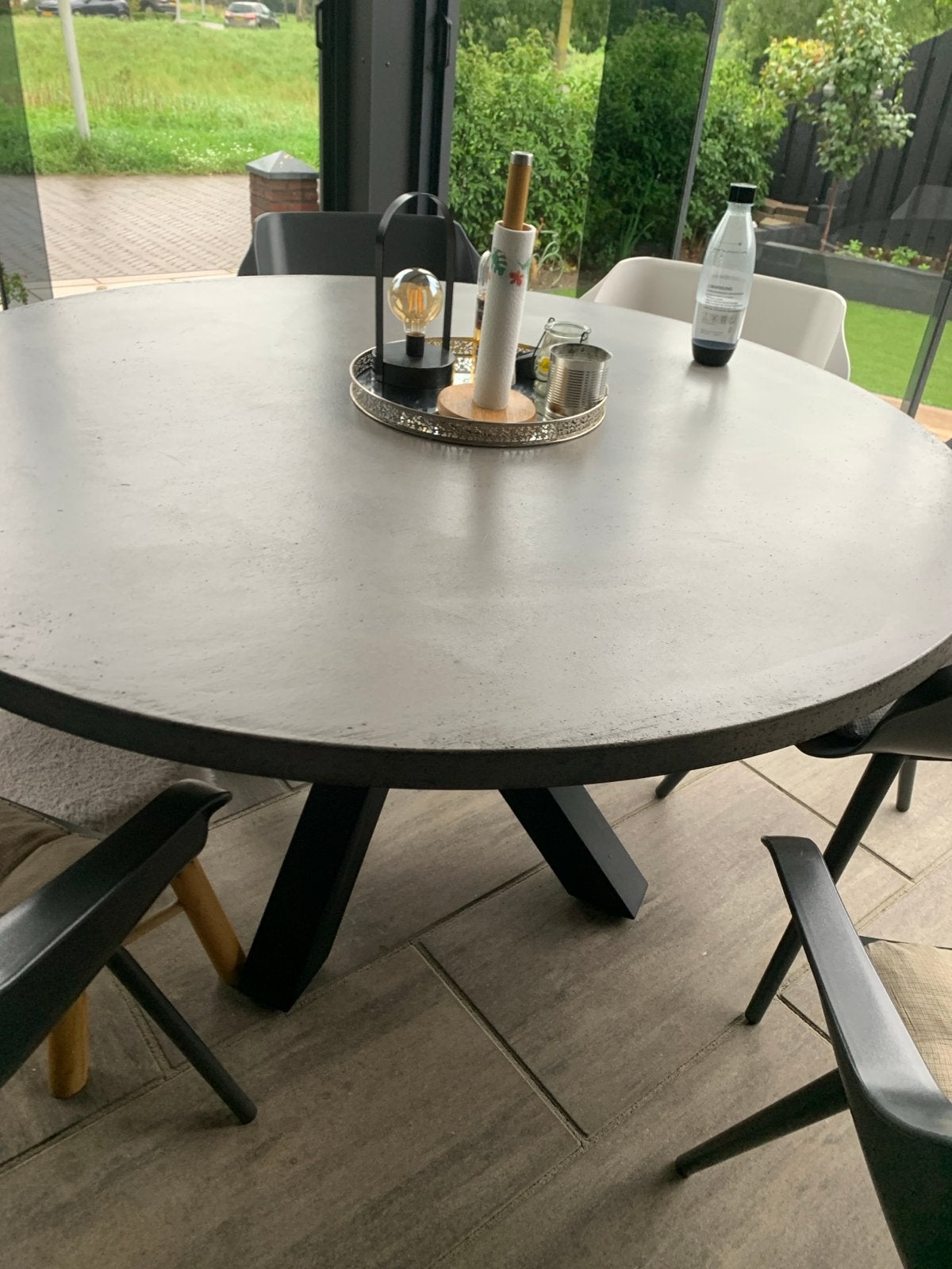 Ronde cementlook tafel met stalen poten, Huis en Inrichting, Gebruikt, Rond, Ophalen of Verzenden, Metaal