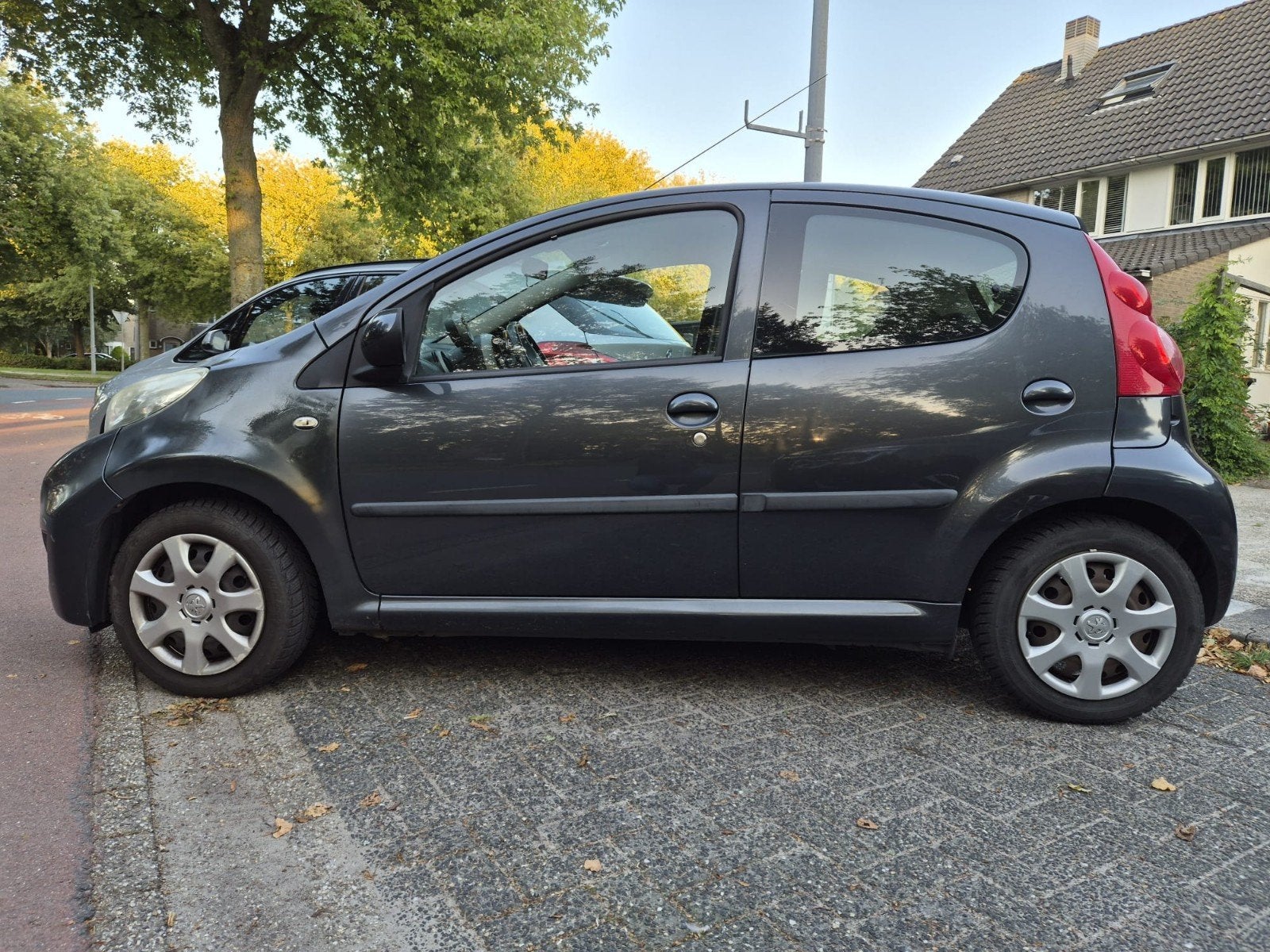 Peugeot 107 1.0 12V 5DR 2009 Grijs, Voorwielaandrijving, Stof, 4 stoelen, 68 pk