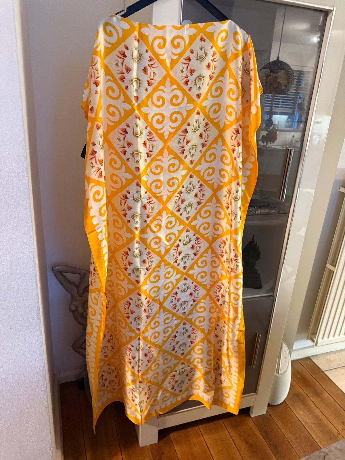 Nieuwe luxe satijnlook kaftan met sjaal - Maat 52/54, Ophalen of Verzenden, Nieuw, Meerkleurig, Jurk