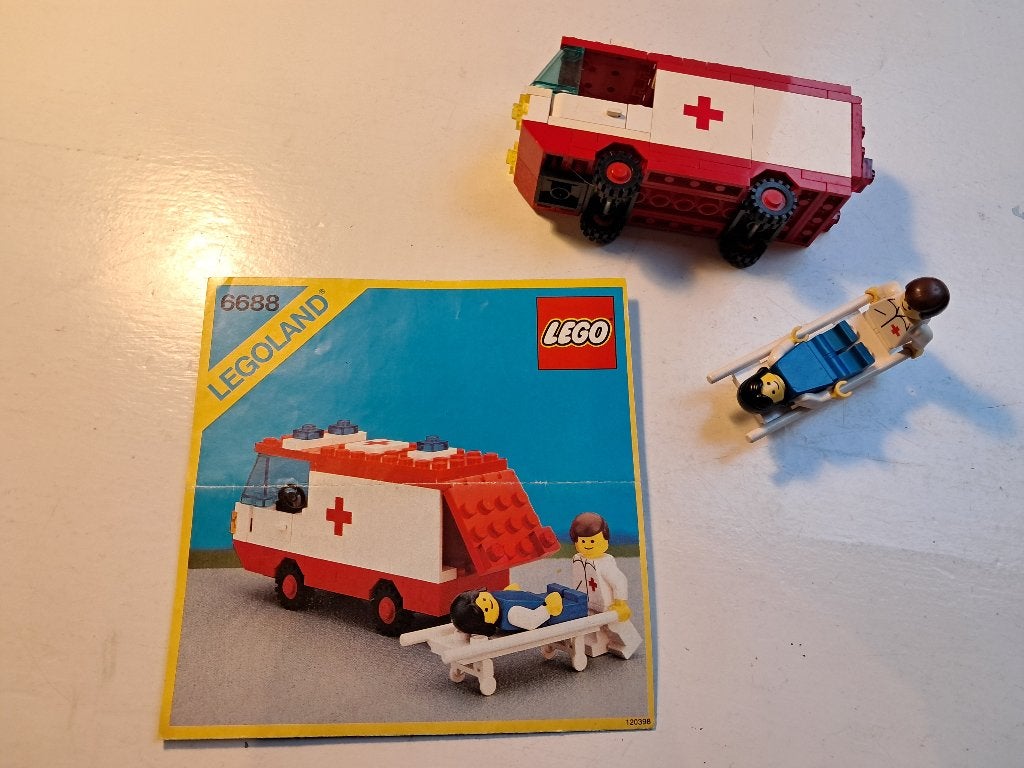LEGO Legoland Ambulance 6688 met minifiguren en instructies, Gebruikt, Lego, Ophalen of Verzenden, Complete set