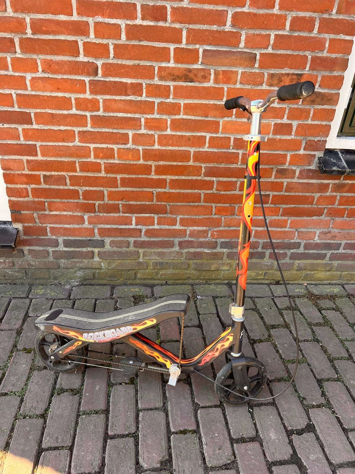 Rockboard Scooter met vlammenprint - Gebruikt, Fietsen en Brommers, Ophalen, Gebruikt, Overige typen