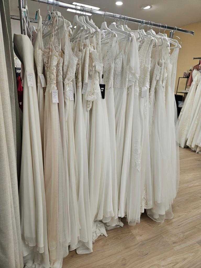 OUTLET-SALE : alle outlet- trouwjurken nu 150 tot max. 350€, Ophalen, Nieuw, Wit, Trouwjurk