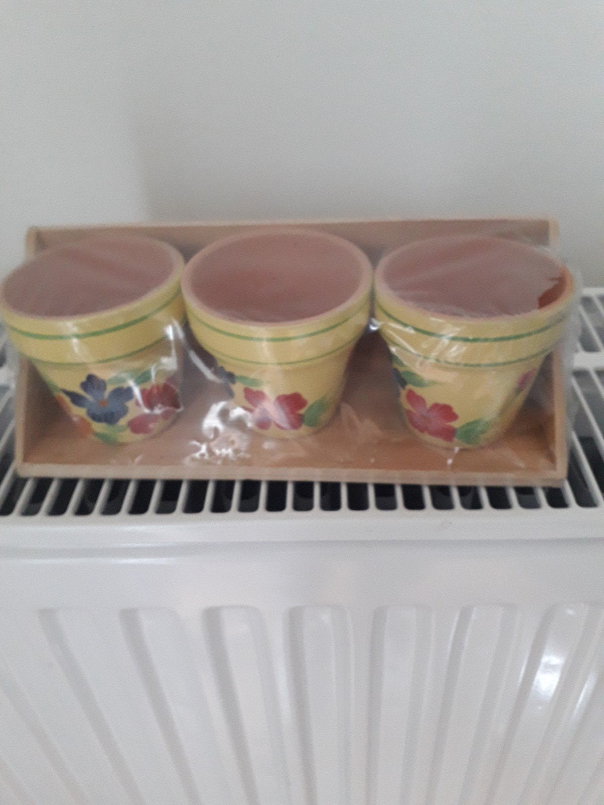 3  nieuwe stenen bloempotjes op een houten plankje., Steen, Rond, Nieuw, Ophalen of Verzenden