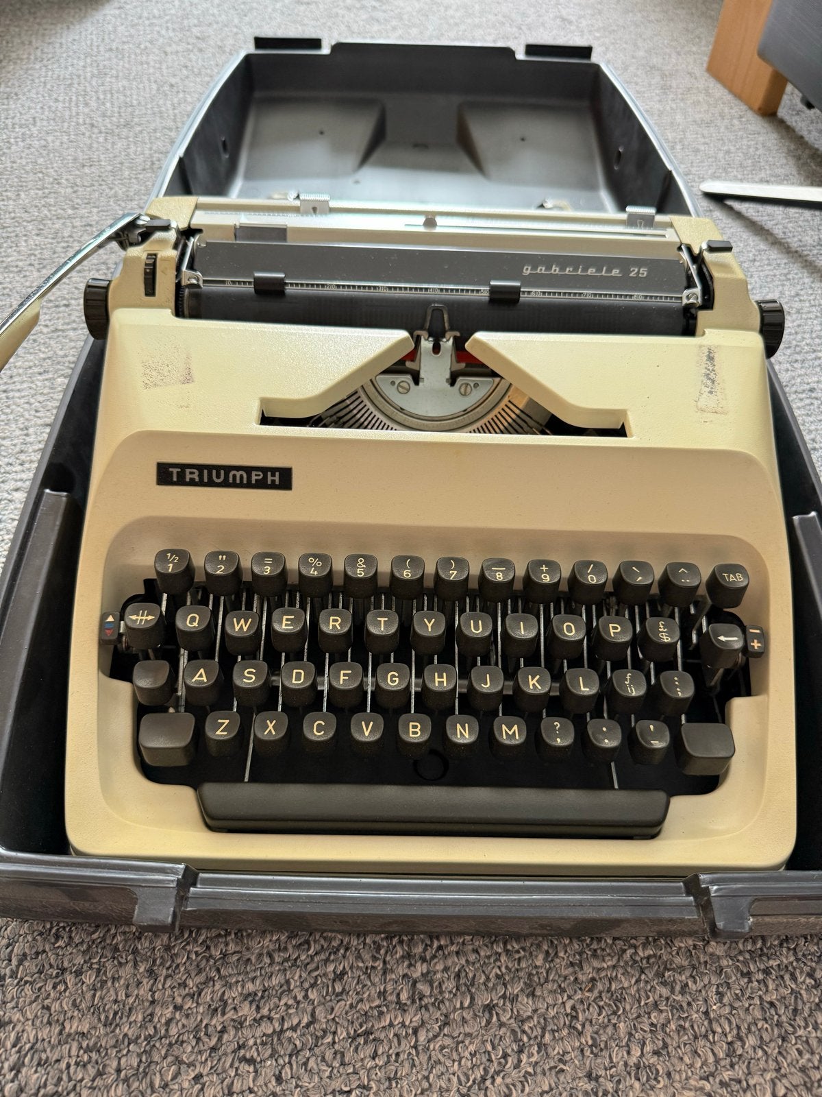 Typemachine Triumph gabriele 25 met originele koffer, Diversen, Typemachines, Ophalen, Gebruikt