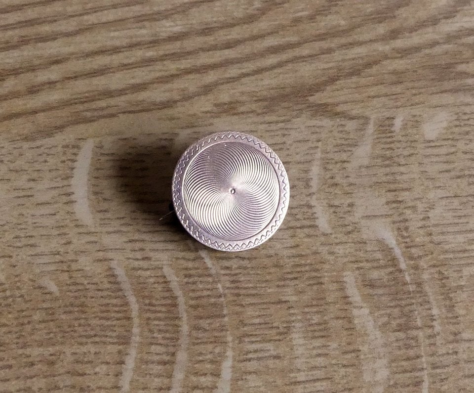 Oude metalen broche spiraal cirkel metaal engine turned rond, Overige materialen, Gebruikt, Overige kleuren, Minder dan 4 cm