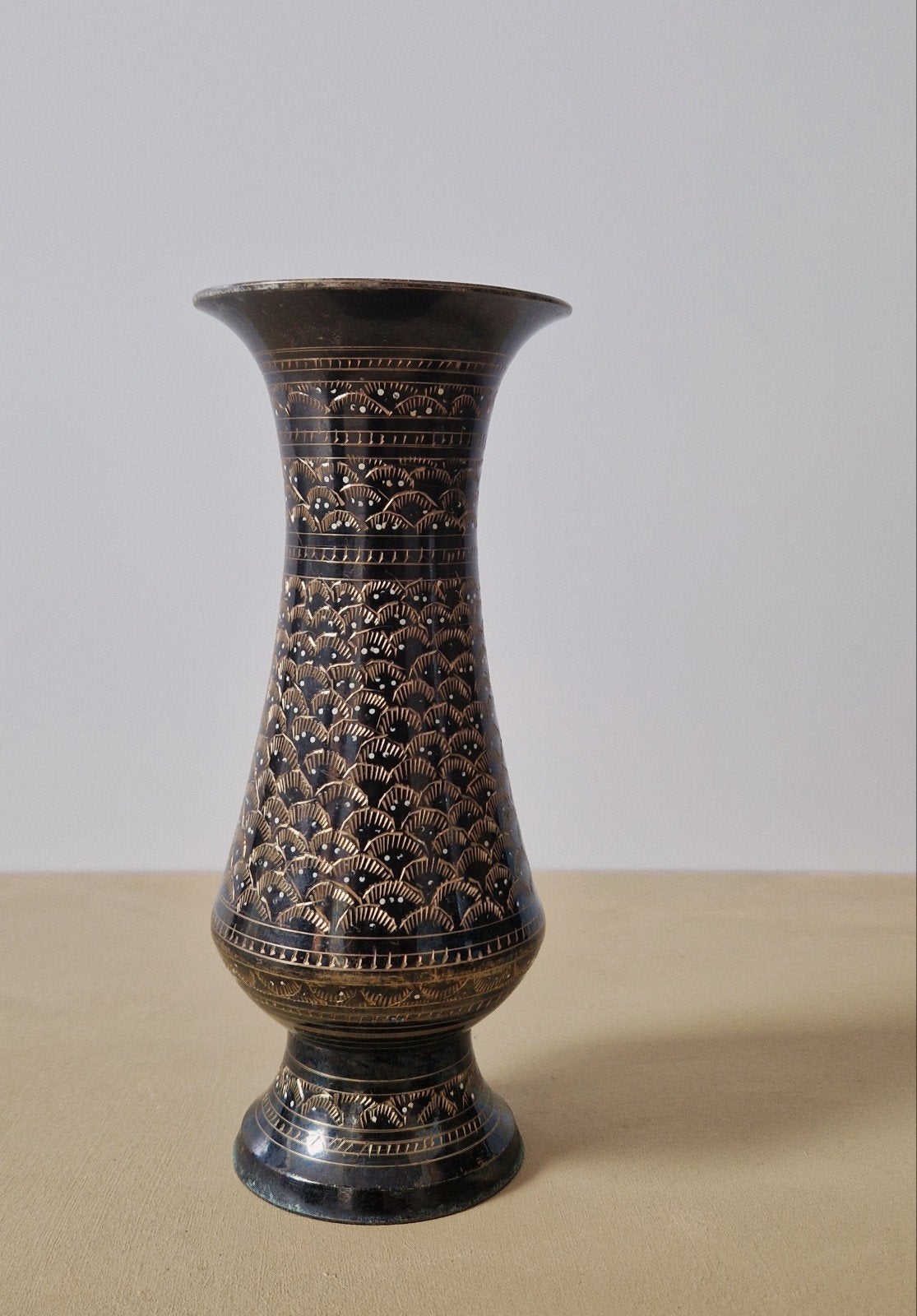 Zwart goud vaasje, handgegraveerd | H 16 cm, Huis en Inrichting, Ophalen of Verzenden, Meerkleurig, 16 cm