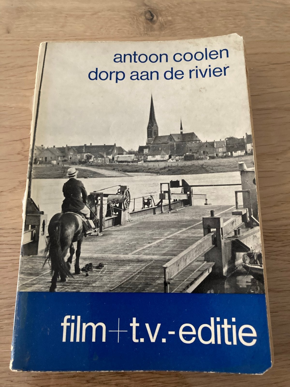 Dorp aan de rivier - Antoon Coolen (Film + TV editie), Ophalen of Verzenden, Gelezen, Nederland
