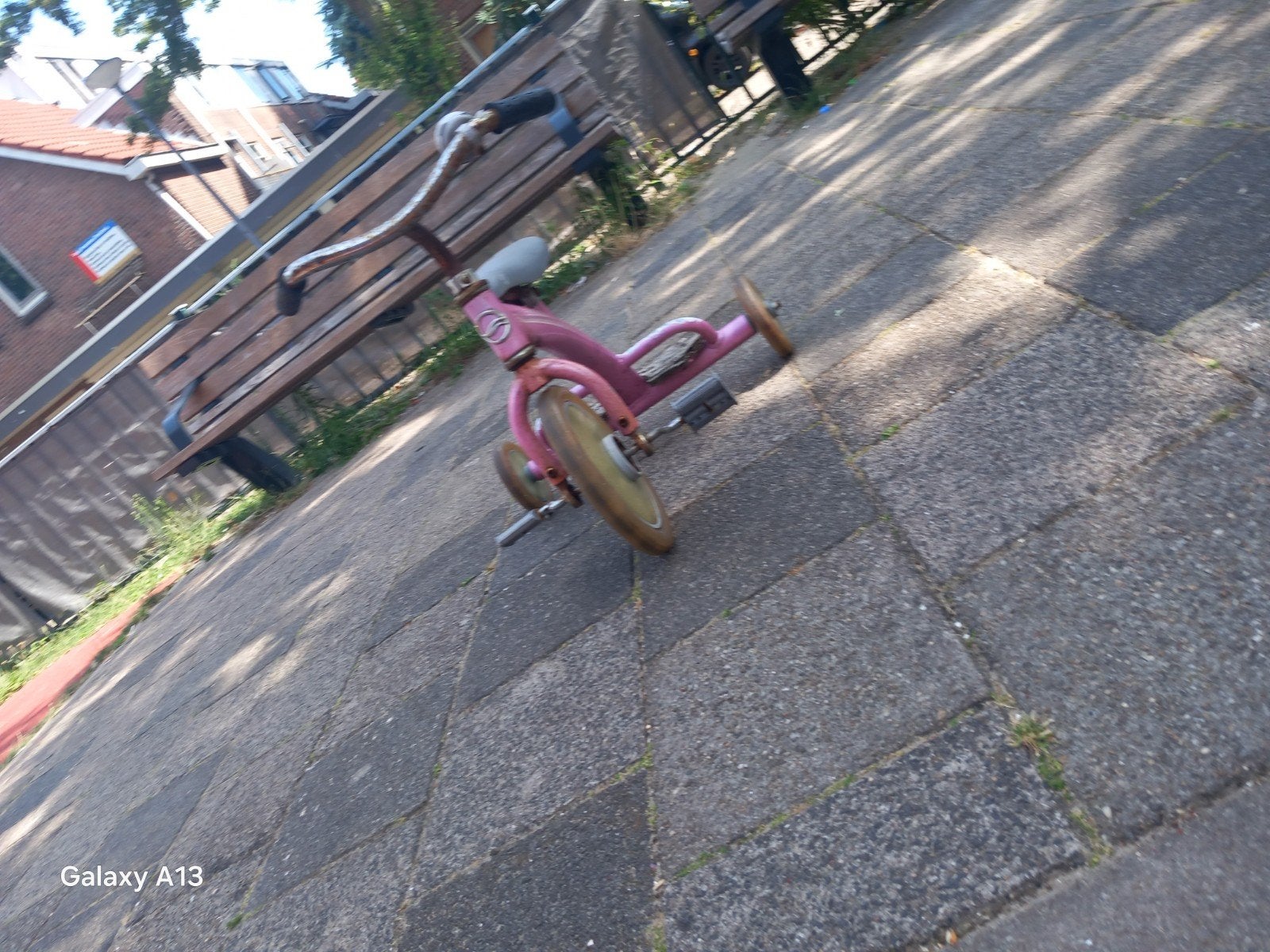 Roze driewieler met gebreken, Ophalen