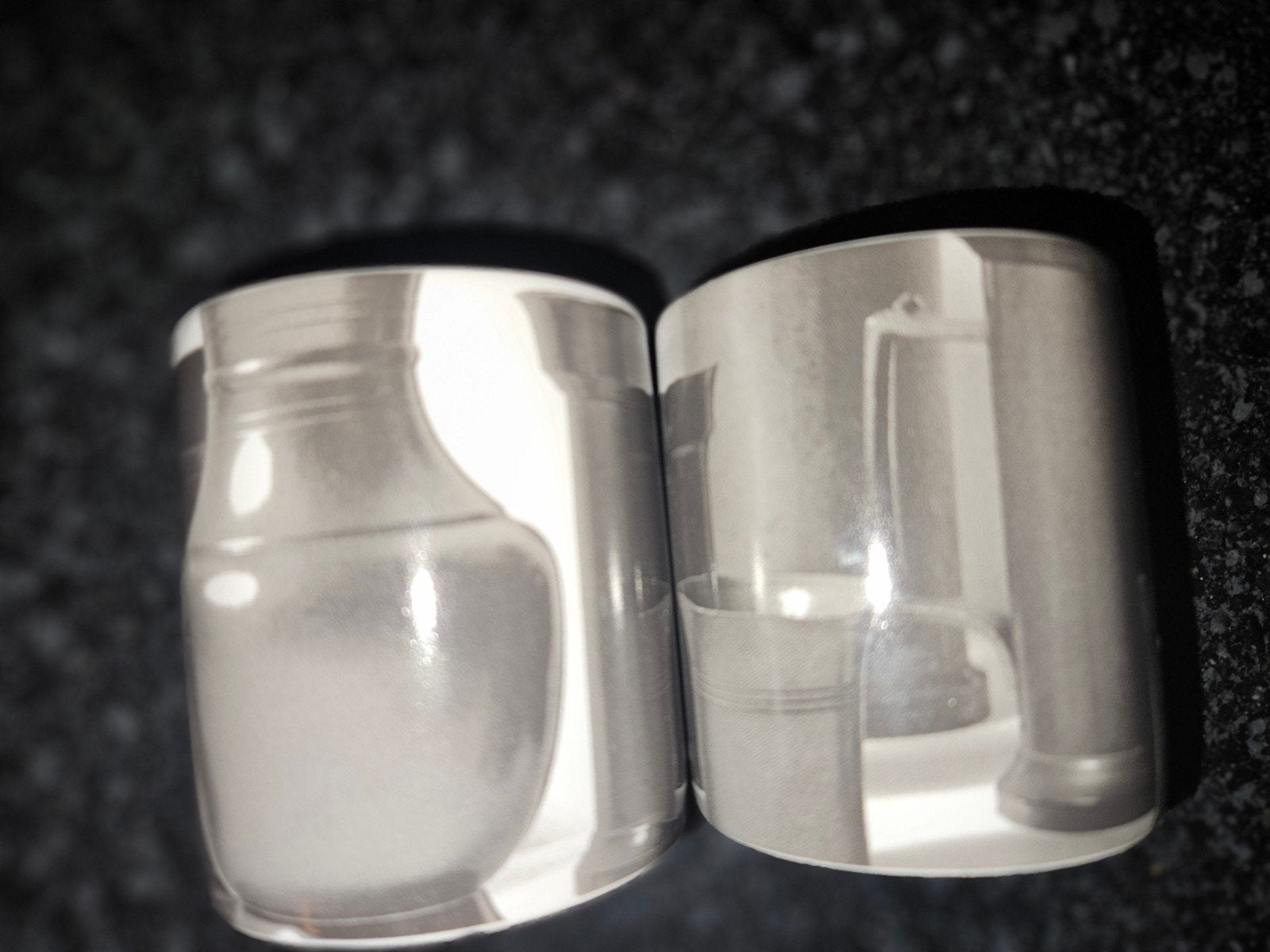 Set van 2 Nicolette Brunklaus Amsterdam mokken, Zwart, Ophalen of Verzenden, Zo goed als nieuw, Modern