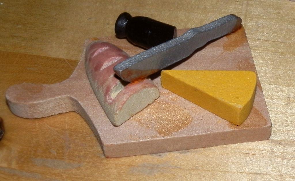 D33 houten kaasplankje voor het poppenhuis, Verzamelen, Poppenhuizen en Toebehoren, Ophalen of Verzenden, Zo goed als nieuw, Gebruiksvoorwerp