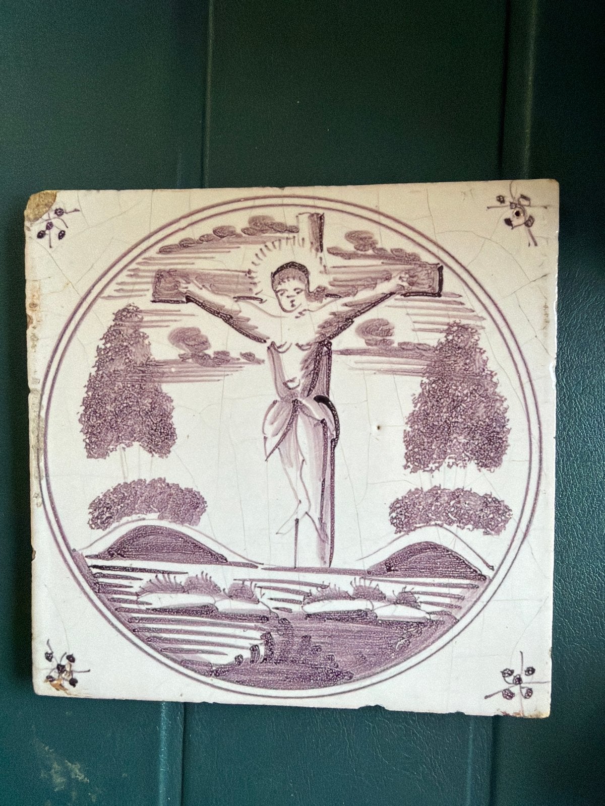 Antieke tegel met Christus aan het kruis, Ophalen of Verzenden