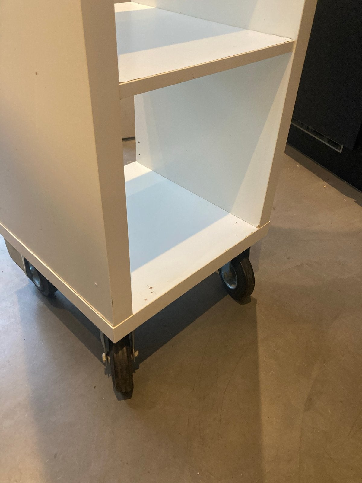 Wit Ikea kast, verrijdbaar gemaakt met zwenk wieltjes, Ophalen