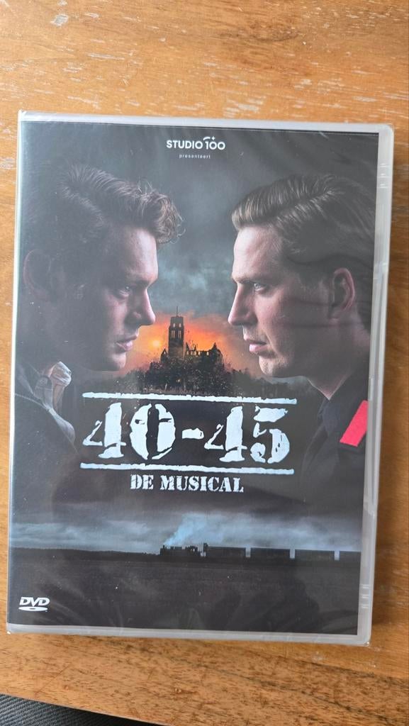 Studio 100: 40-45 De Musical DVD - Nieuw en Ingeseald, Cd's en Dvd's, Vanaf 9 jaar, Ophalen of Verzenden, Nieuw in verpakking