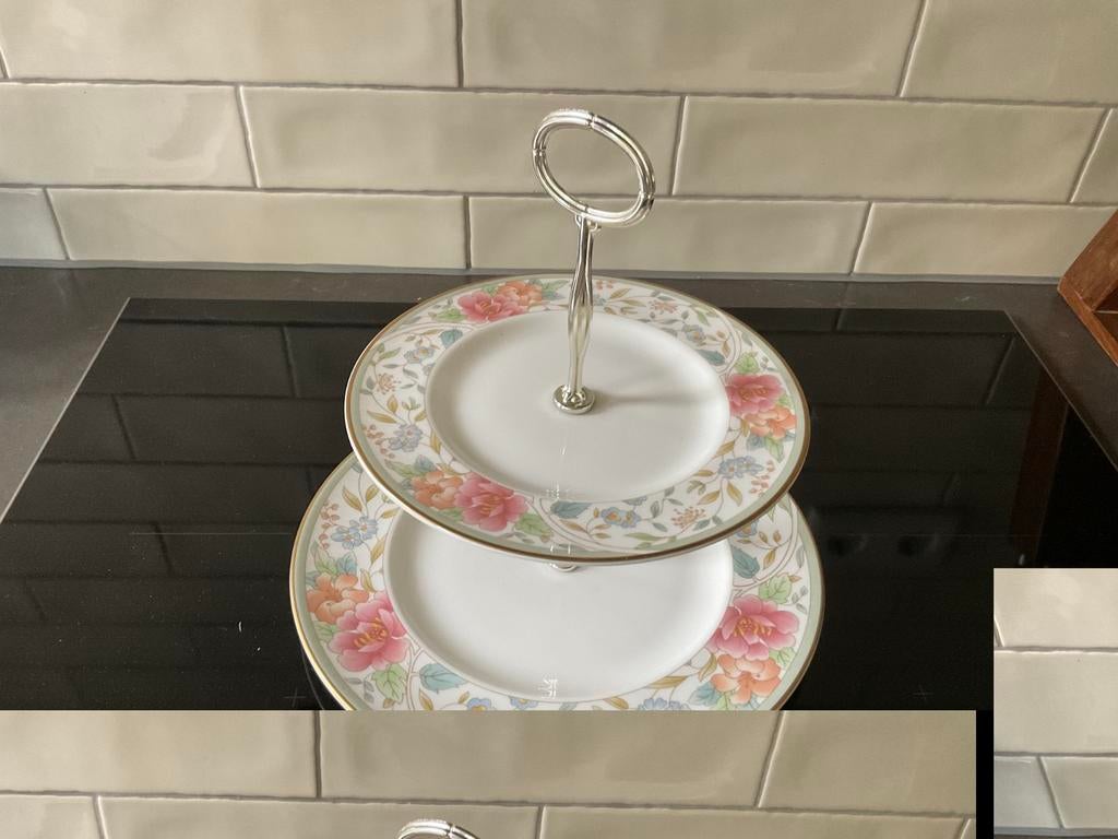Royal Doulton "Claudia" 2- laagige etagere in nieuwstaat., Ophalen of Verzenden, Zo goed als nieuw