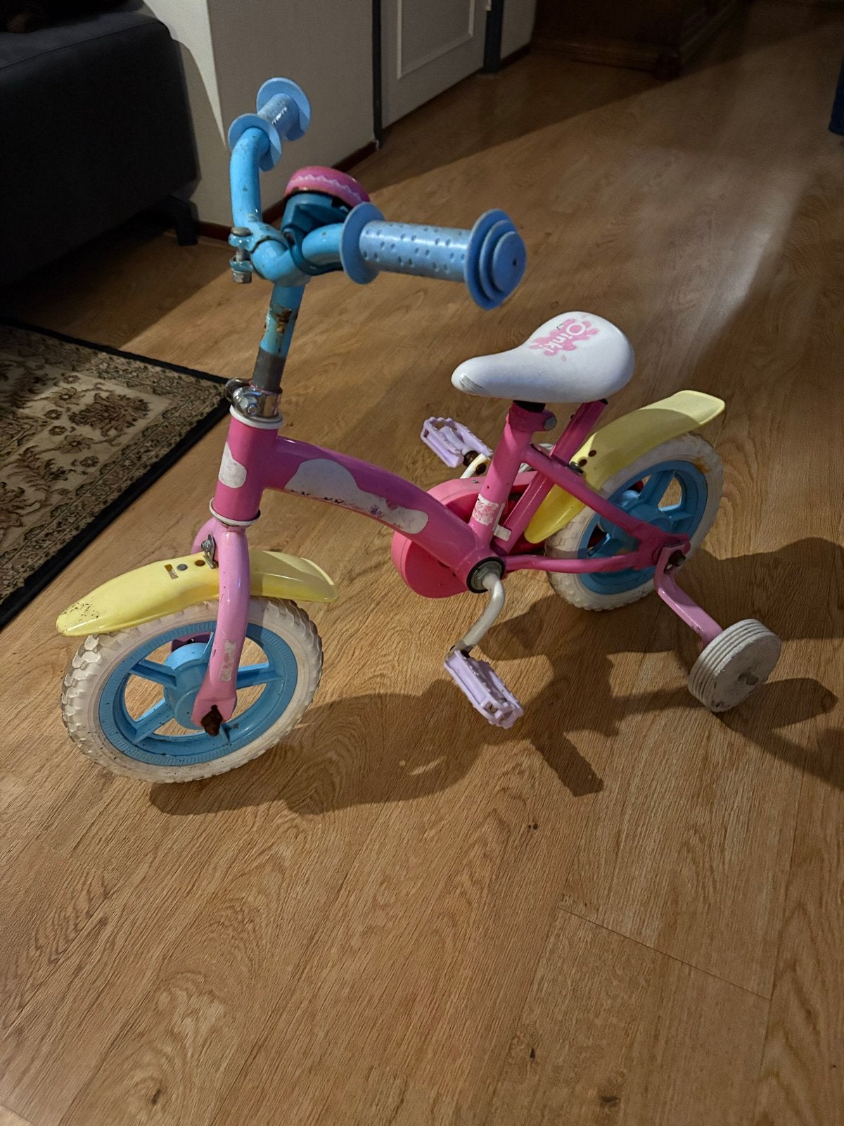 Roze kinderfiets met zijwieltjes, Ophalen, Terugtraprem, Zijwieltjes, Gebruikt