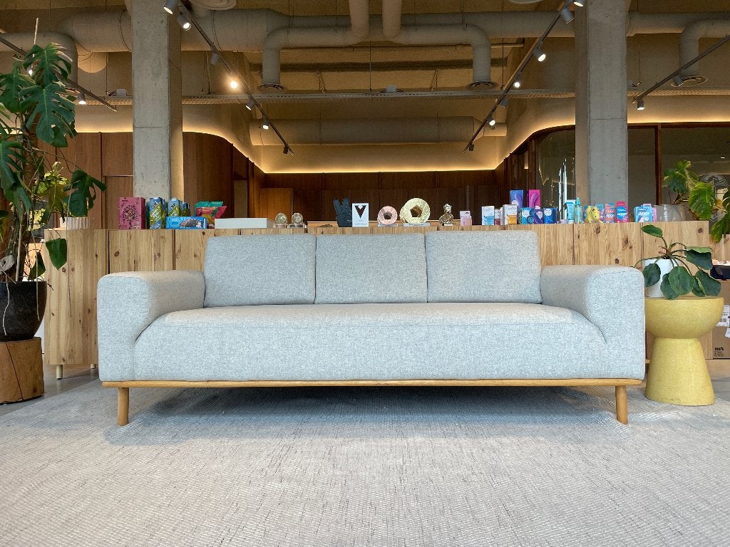 SOFACOMPANY Vilmar 3-zits bank – zo goed als nieuw, Ophalen, Hout, Modern, grijs vilt met rond eikenhouten onderstel, Driepersoons