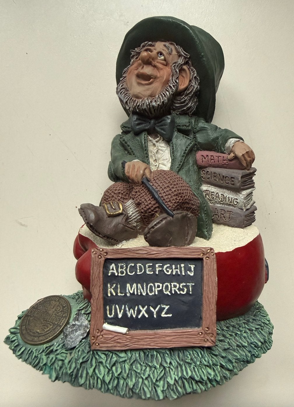 Ierse Leprechaun beeldje met schoolbord en boeken, Ophalen of Verzenden, Zo goed als nieuw, Fantasy