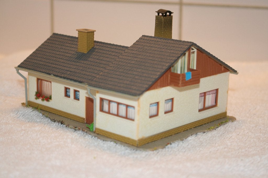 HO Faller Bungalow met Zwembad., Gelijkstroom of Wisselstroom, Brug, Tunnel of Gebouw, Zo goed als nieuw, Ophalen